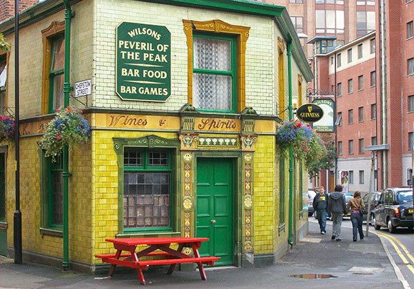 Viaggiare in primavera | Un coloratissimo pub a anchester